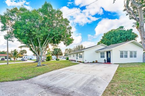 4275 Applecrest Dr, West Palm Beach, FL 33410-5807