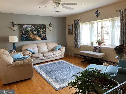 382 Valley Hi Ct, Walnutport, PA 18088-9656