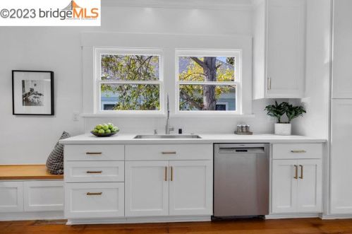 418 45 St, Oakland CA 94609-2135 exterior