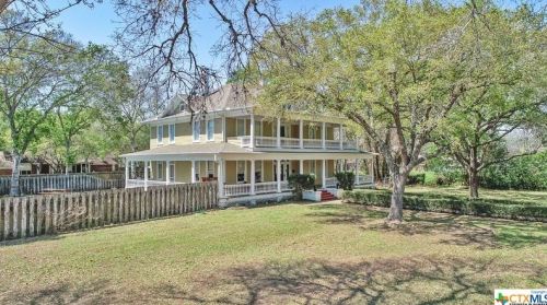 711 Hanover St, Edna, TX 77957-3632