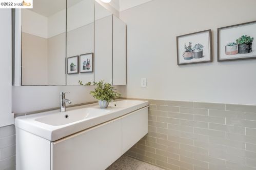 721 45 St, Oakland CA 94609-1802 exterior