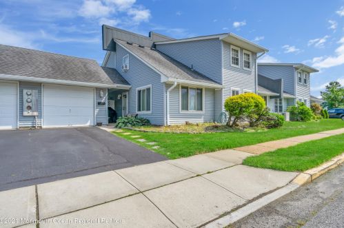 33 Sutton Dr, Bricktown, NJ 08724-1456