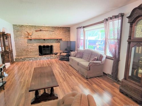 17 Overlook Dr, Plainville CT  06062-1512 exterior