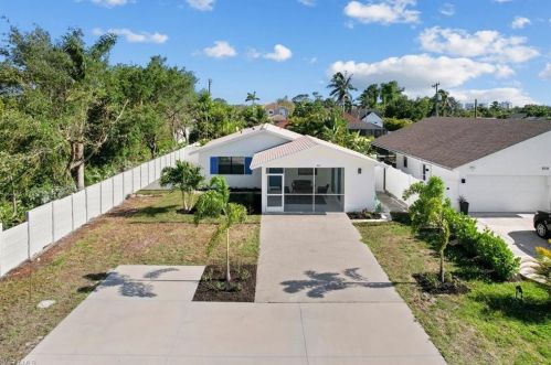 862 95th Ave, Naples, FL 34108-2459