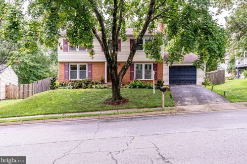 609 Merlins Ln, Herndon, VA 20170-3127
