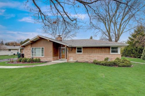 2335 Graylog Ln, Waukesha WI  53151-2921 exterior