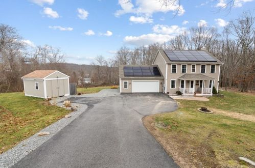 16 Dennis Dr, Uncasville, CT 06382-4002
