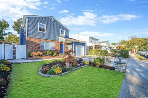 3 Valdur Ct, Roosevelt, NY 11575-1341