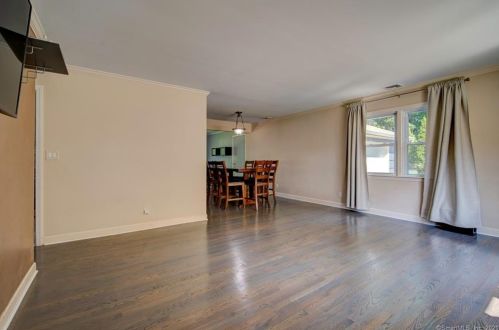 69 Tarinelli Cir, Bridgeport, CT 06606-1129