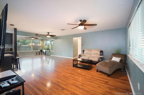 7781 10th St, Hollywood, FL 33024-5270