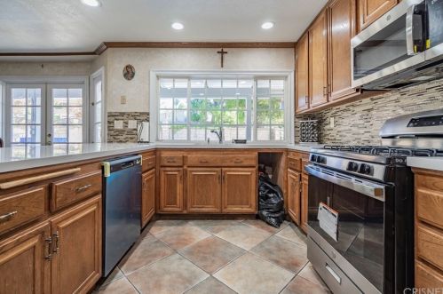 2828 Inyo Cir, Simi Valley CA 93063-2002 exterior