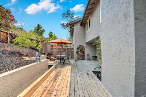 1718 Lindo St, Benicia CA  94510-2338 exterior