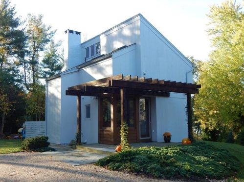 40 Elm St, Lakeville CT  06039-1411 exterior