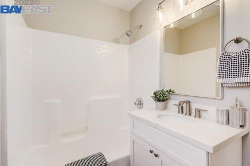 1513 142nd Ave, San Leandro CA  94578-1707 exterior
