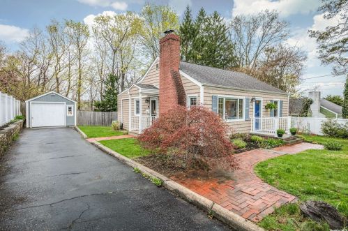 37 Edwards Pl, Huntington Station NY  11746-1013 exterior