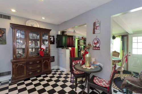 1000 Washington Ave, Westbury NY  11590-5502 exterior