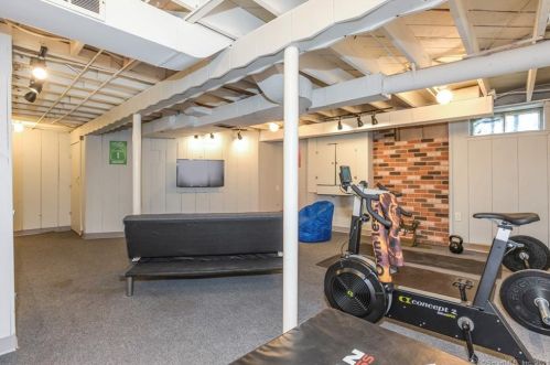 415 Ridge Rd, Middletown CT  06457-5230 exterior