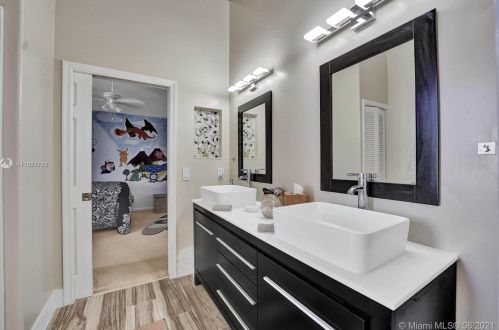 955 203 Ave, Hollywood FL  33029-3440 exterior