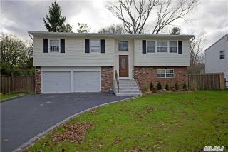 12 Martha Ln, Smithtown, NY 11787-3819