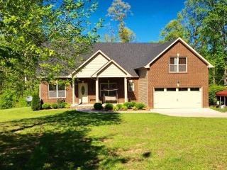 2565 Farms Cir, Woodlawn, TN 37191-9342
