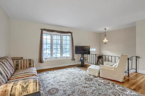 6 Grissom St, Warwick, NY 10990-2004