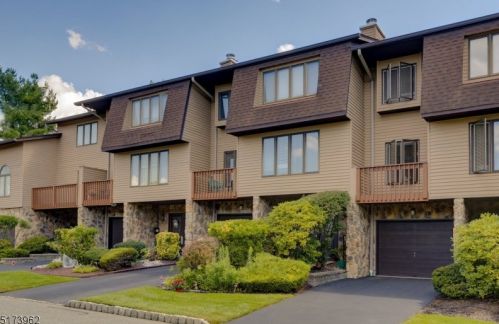 61 Woodland Dr, West Paterson NJ  07424-3707 exterior