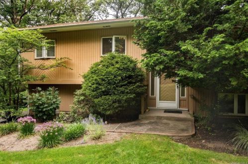 17 Onderdonk Rd, Airmont, NY 10901-1728