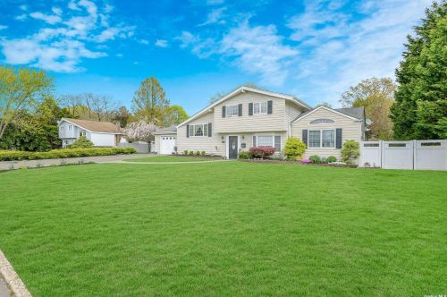 17 Cloverdale Dr, Oakdale, NY 11769-1501