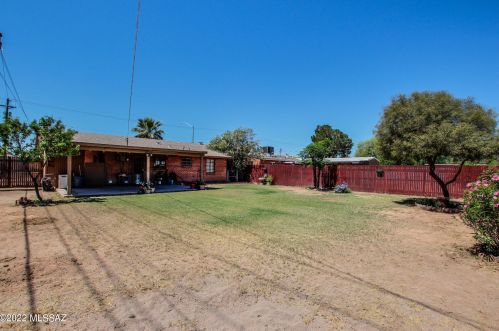 945 Prince Rd, Tucson AZ 85705-3026 exterior