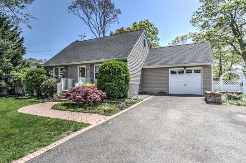 362 Silver St, Babylon, NY 11704-4008
