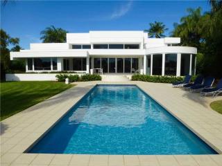 1060 Northlake Dr, Hollywood, FL 33019-1115