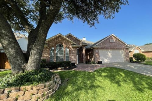 2704 Crystal Glenn Cir, Hurst TX  76054-2427 exterior