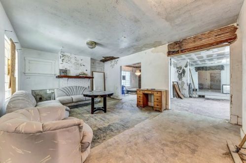 1619 Hiland Ave, Moon Twp, PA 15108-2119
