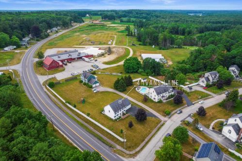 4 Ivans Ln, Dover NH  03820-9131 exterior