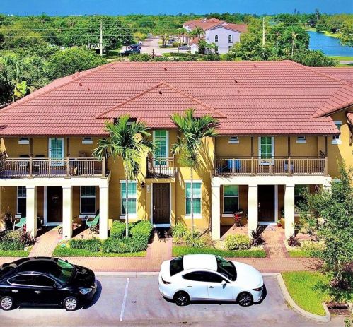 1418 147th Ter, Hollywood FL  33027-6187 exterior