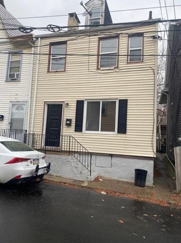 692 Pearl St, Easton, PA 18042-3426