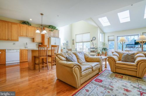 208 Old Farm Ln, Lansdale, PA 19446-5944