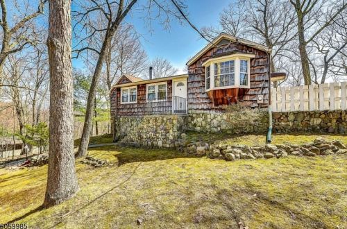 12 Forest Rd, Skyline Lakes, NJ 07456-1912
