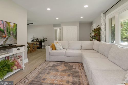 1268 Redwood Ct, Herndon VA  20170-3634 exterior