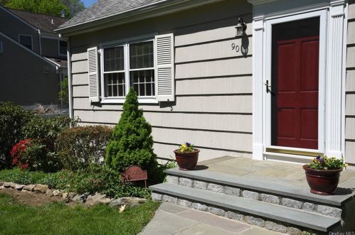 90 Charlmont Dr, Pleasantville, NY 10570-1004