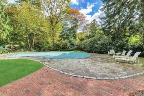 8 Emerson Rd, Muttontown NY  11545-3116 exterior