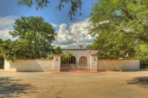 8401 Woodland Rd, Tucson, AZ 85749-8140