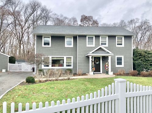 28 Mortimer Pl, Eastport, NY 11941-1105