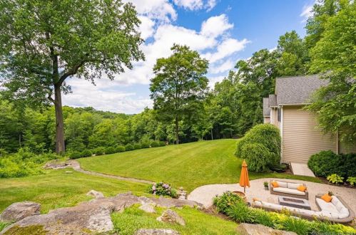 260 White Deer Rocks Rd, Woodbury CT  06798-3505 exterior