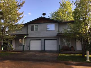 38132 Trimble Ln, Sandy, OR 97055-5360