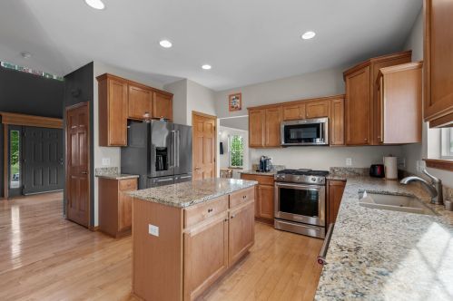 1513 Highlandview Dr, West Bend, WI 53095-4661