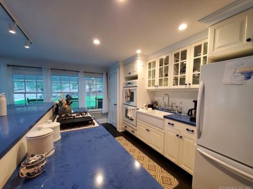 87 Twin Lakes Rd, Salisbury CT  06068-1402 exterior