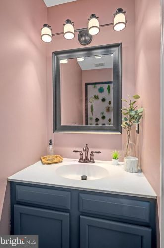 302 Hedgestone Ter, Leesburg VA  20176-4842 exterior