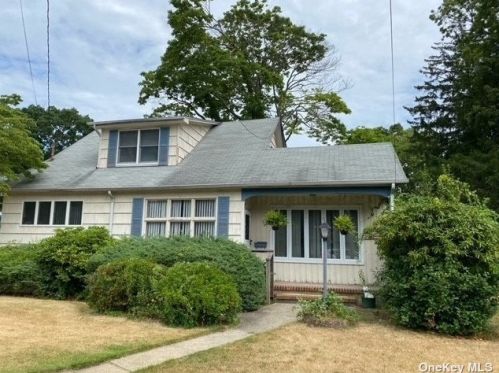 519 Moffitt Blvd, Islip Manor, NY 11751-3020