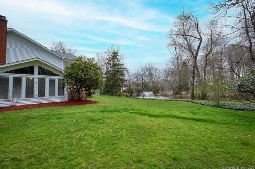 163 Barncroft Rd, Stamford CT 06902-1253 exterior